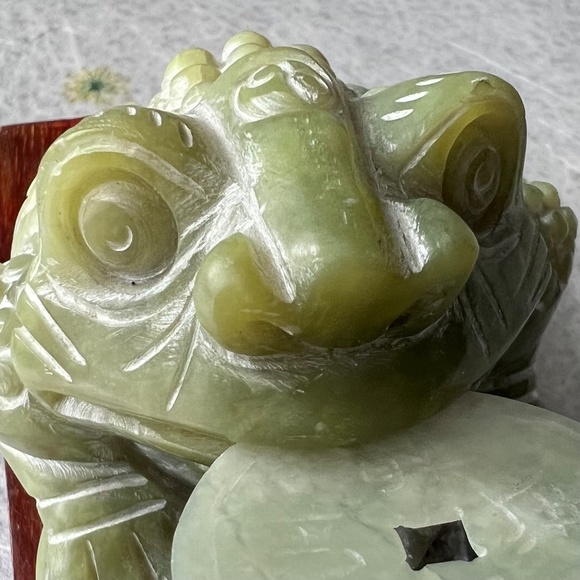 🌸 3 Legged Green Jade Frog w/ Jade Coin on display Wood - Picture 12 of 15